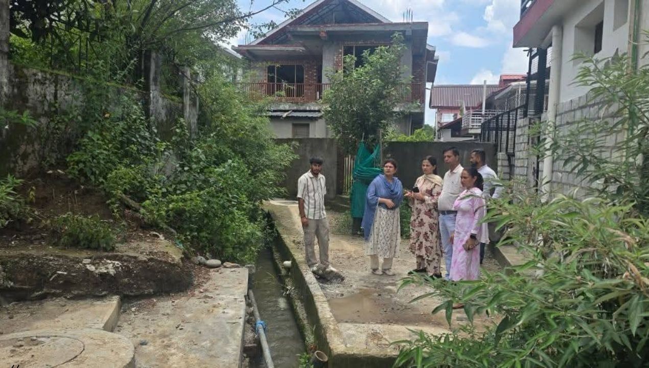 पालमपुर में भारी बारिश के बीच भी तेज़ी से जारी सीवरेज नेटवर्क का कार्य