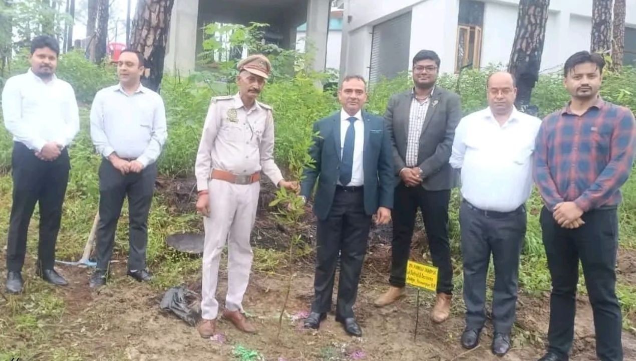 हमीरपुर में जिला विधिक सेवाएं प्राधिकरण ने चलाया पौधारोपण अभियान