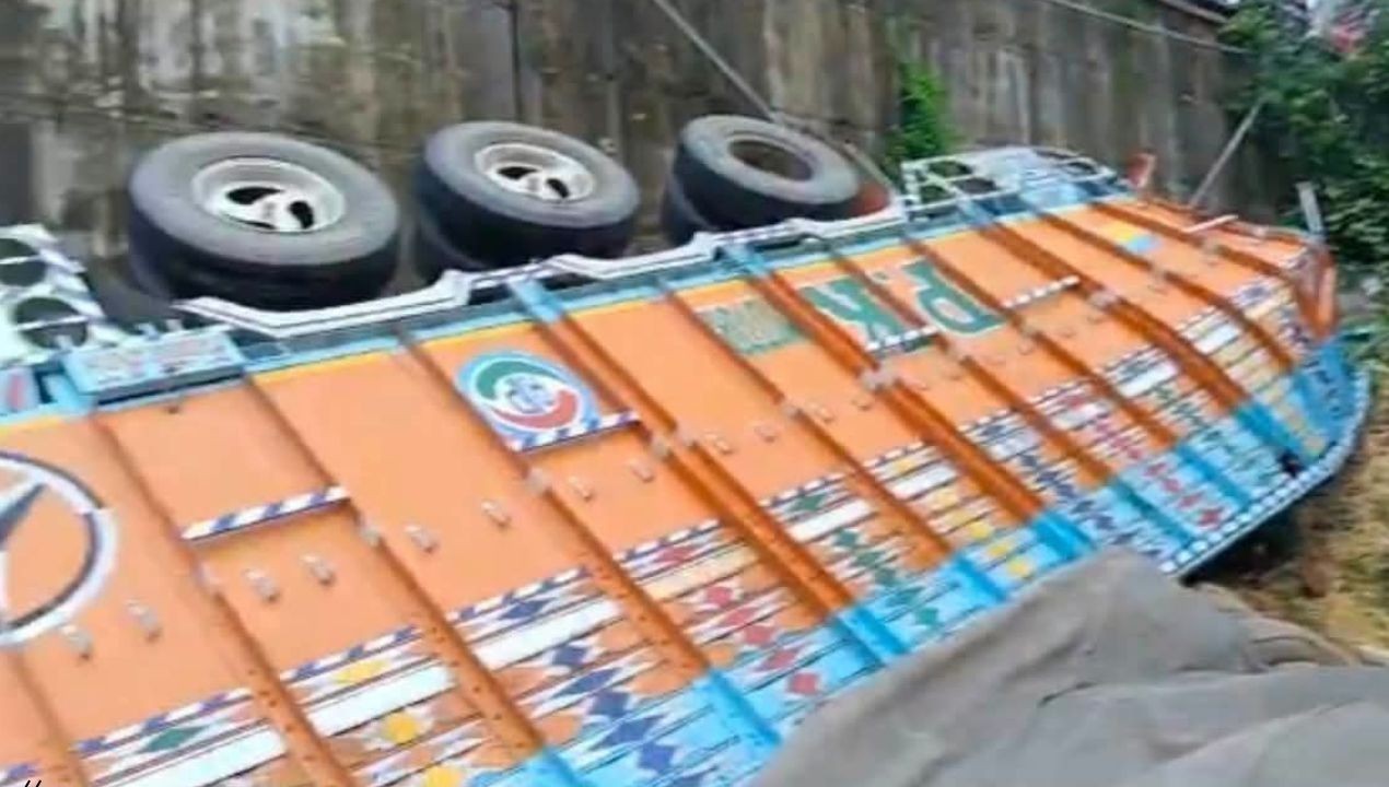 नगरोटा बगवां में पुल से गिरा गेहूं से भरा ट्रक, दो लोगों की दर्दनाक मौत