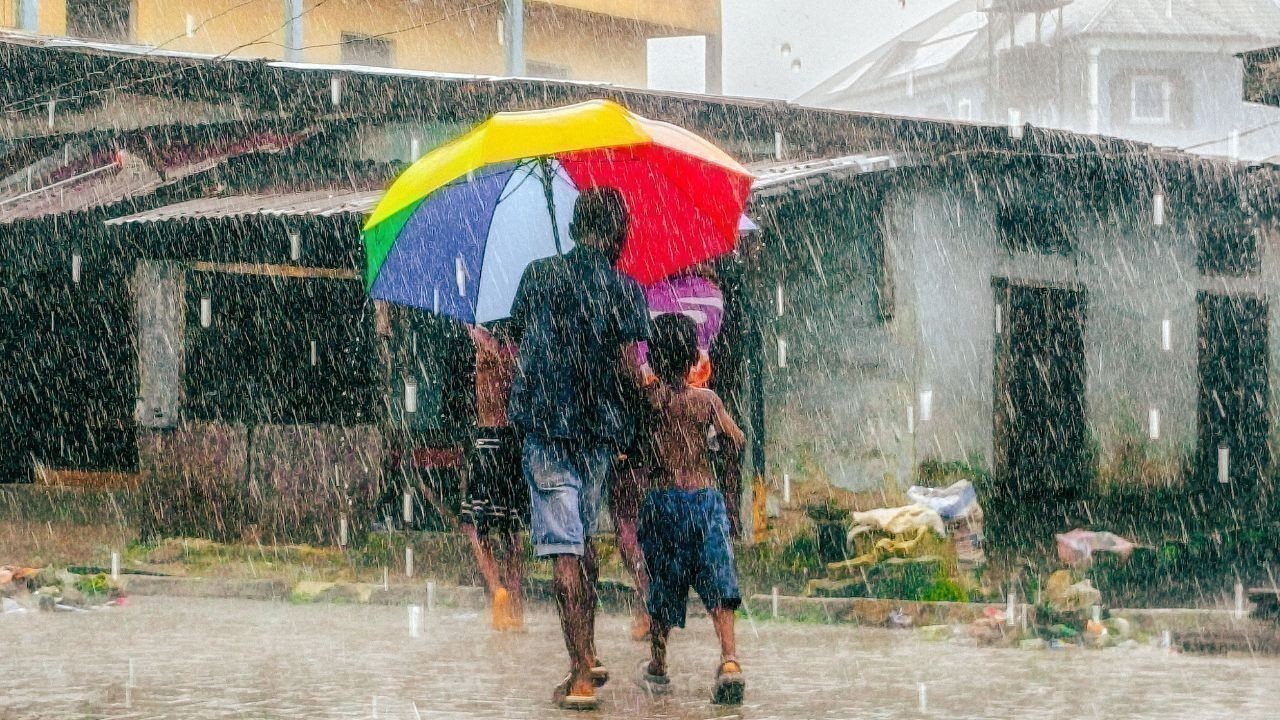 हिमाचल में भारी बारिश का कहर जारी, 7 जिलों में फ्लैश फ्लड अलर्ट, 130 सड़कें बंद