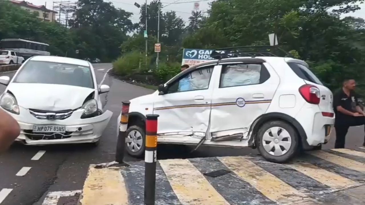 भोटा में दो कारों की जोरदार टक्कर, पैरापिट पर चढ़ा वाहन