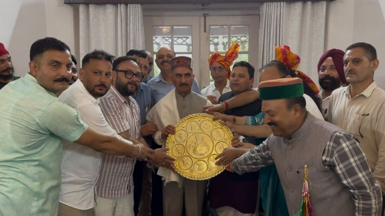चंबा में मुख्यमंत्री सुक्खू का सम्मान, कांग्रेस पदाधिकारियों ने भेंट की थाल टोपी