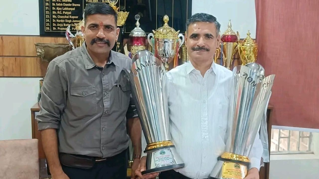 हमीरपुर कॉलेज को खो-खो और बैडमिंटन की मिनिएचर ट्रॉफियां मिलीं