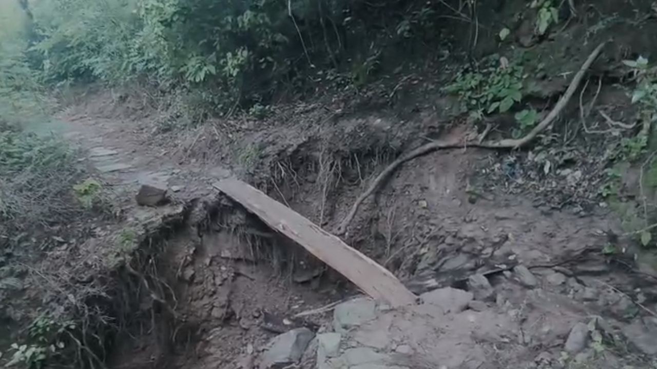 आपदा के तीन साल बाद भी बदहाल रास्ता, ग्रामीणों ने लगाई मरम्मत की गुहार