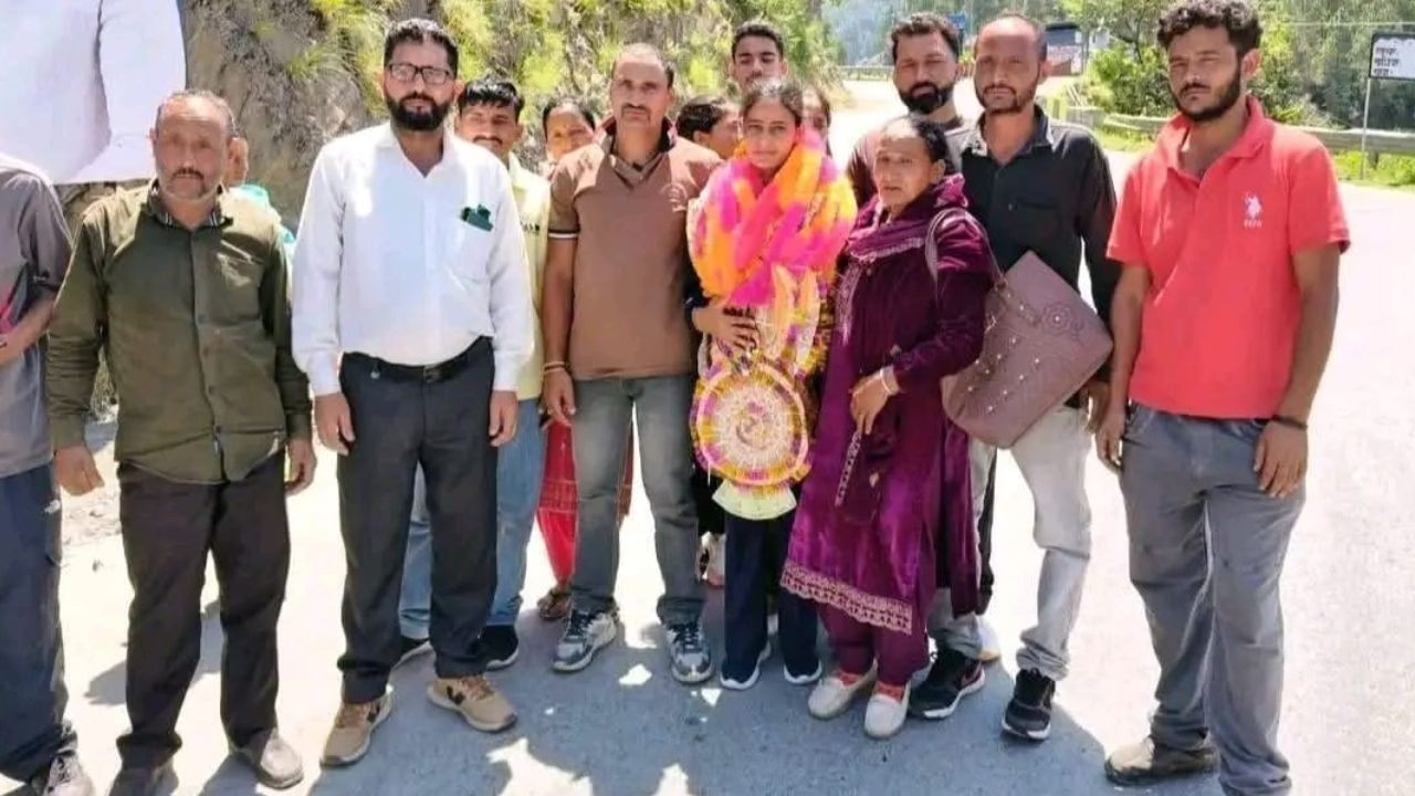 चुराह की बेटी नीतू का कोटी में भव्य स्वागत, स्वर्ण पदक से बढ़ाया मान