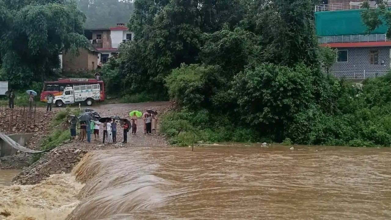 भारी बारिश से बस्सी-तताहर सड़क बंद, लोगों की बढ़ी परेशानी