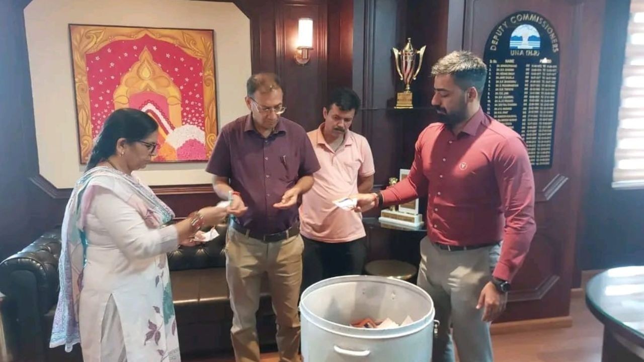 ऊना रेडक्रॉस लक्की ड्रॉ में पहले विजेता को मिला आईफोन