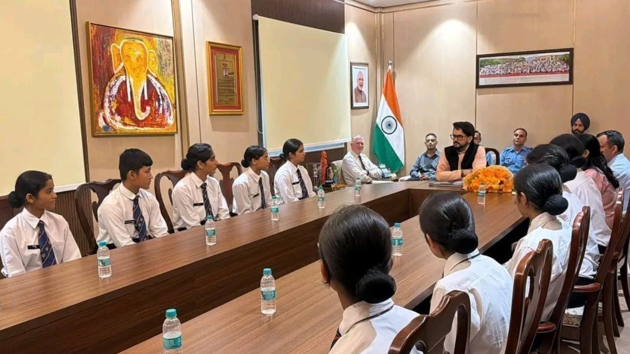 अनुराग ठाकुर ने सुजानपुर की अंडर-17 फुटबॉल टीम से की मुलाकात