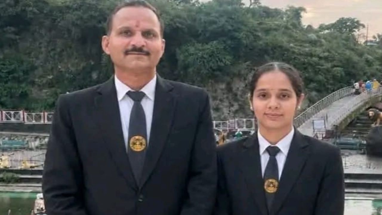 50 की उम्र में पिता ने की एलएलबी, बेटी ने विश्वविद्यालय में किया टॉप