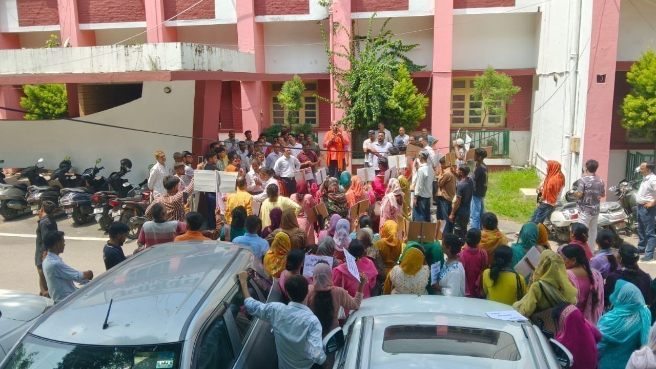 धर्मांतरण के विरोध में बिलासपुर में हिंदू संगठनों का प्रदर्शन, ज्ञापन सौंपा