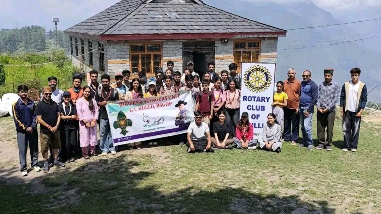 बिजली महादेव मंदिर में चला सफाई अभियान, 2 क्विंटल प्लास्टिक कचरा हटाया