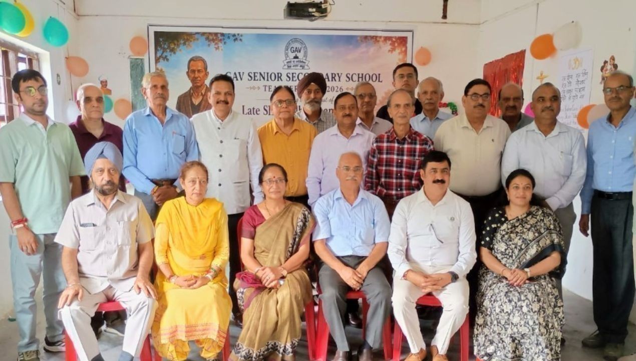 जीएवी सीनियर सेकेंडरी स्कूल सलियाणा में पूर्व प्रधानाचार्य कुलभूषण शुक्ल की प्रतिमा का अनावरण