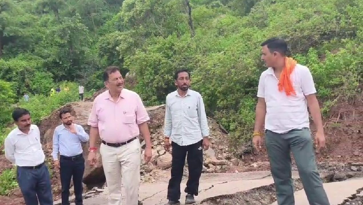 नालागढ़ में सड़क धंसी, मलबे से कुमारहट्टी खड्ड का बहाव रुका