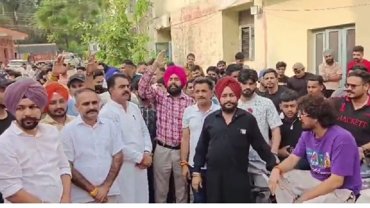बद्दी थाने में जमकर नारेबाजी, ब्लॉगर को बुलाने पर भड़के लोग
