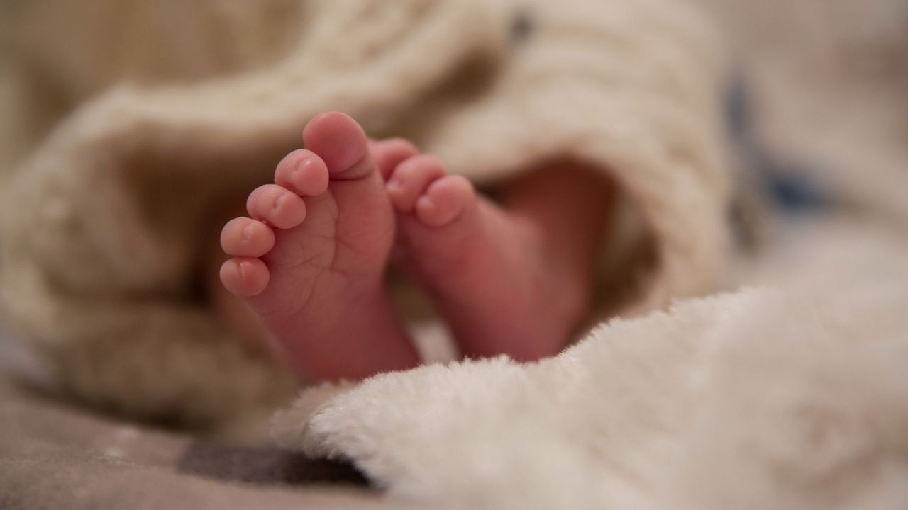 चंबा मेडिकल कॉलेज में डेढ़ साल की बच्ची की मौत, इलाज में लापरवाही के आरोप; परिजनों का हंगामा