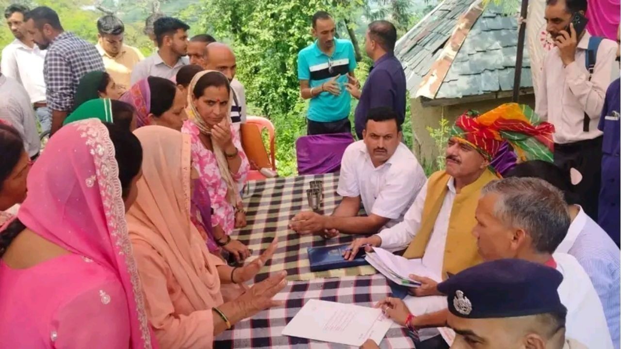 बमसन पहुंचे विधायक कैप्टन रणजीत सिंह, दो पंचायतों में सुनी ग्रामीणों की समस्याएं