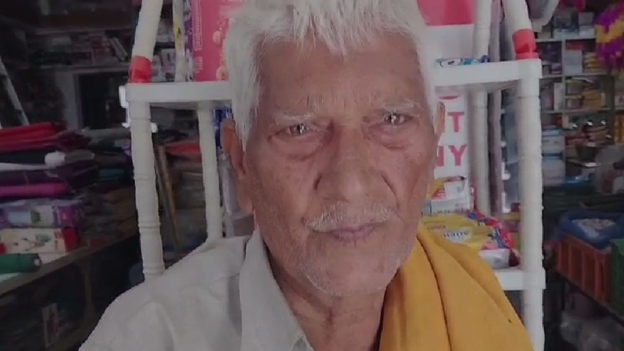 पट्टा महलोग में 80 वर्षीय बुजुर्ग की रुकी पेंशन का मामला उठा