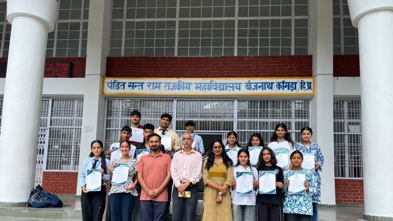 बैजनाथ कॉलेज के रोवर-रेंजर को निपुण प्रशिक्षण के प्रमाण-पत्र वितरित
