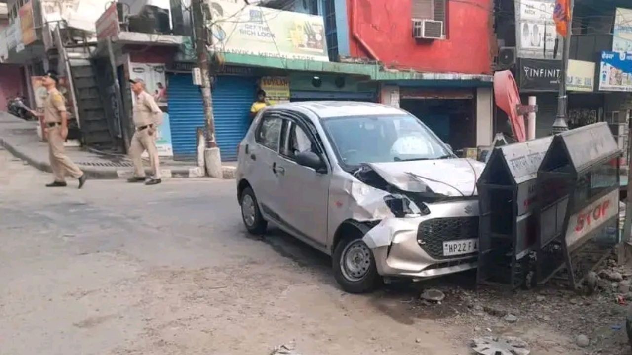 हमीरपुर में दूध से भरे तेज रफ्तार टेंपो की कार से टक्कर, एयरबैग खुलने से बची चालक की जान