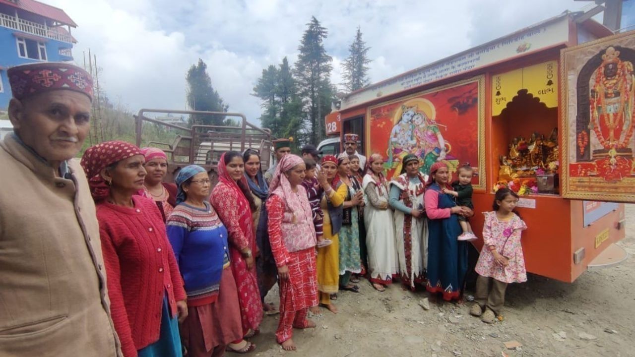 सैंज घाटी के देहुरी गांव में पहुंचा श्री हरि मंदिर रथ, ग्रामीणों ने पुष्प वर्षा कर किया स्वागत