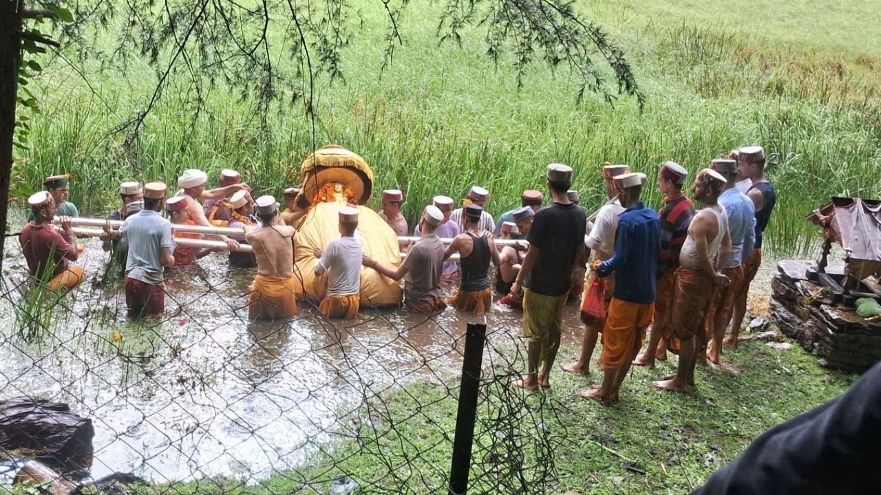 पुंडीर ऋषि के हूम पर्व पर दिखी अनूठी देव परंपरा, सराहरी सौर में हुआ शाही स्नान