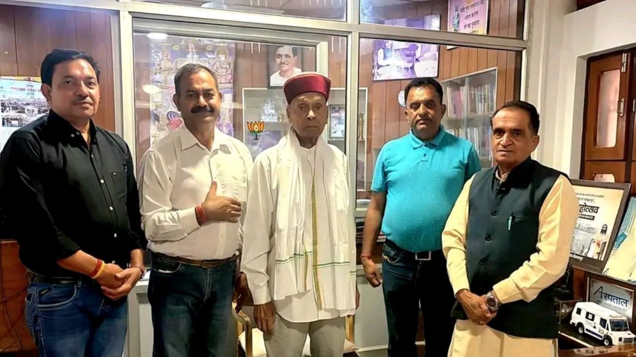प्रेम कुमार धूमल से विधायक इंद्र सिंह गांधी समेत भाजपा नेताओं ने की शिष्टाचार भेंट