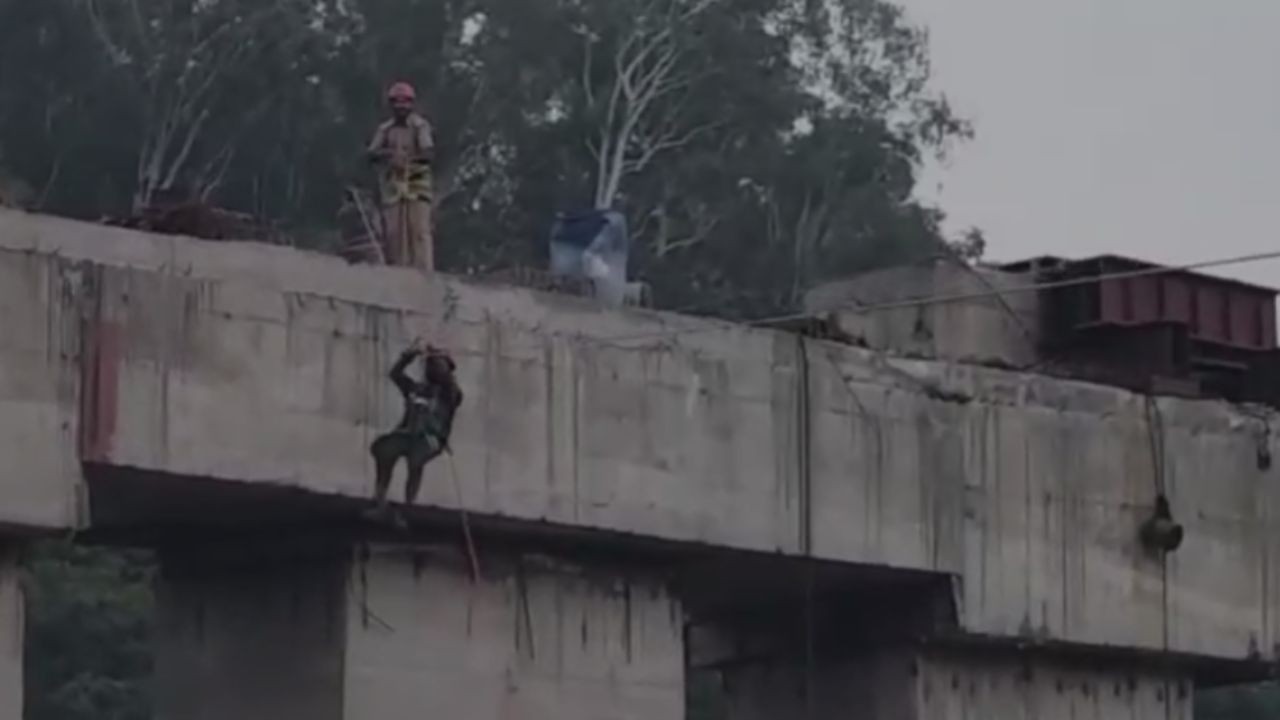 हमीरपुर में सात घंटे तक जख्मी हालत में पिलर पर फंसी रहीं जिंदगियां, फायर ब्रिगेड ने किया सफल रेस्क्यू