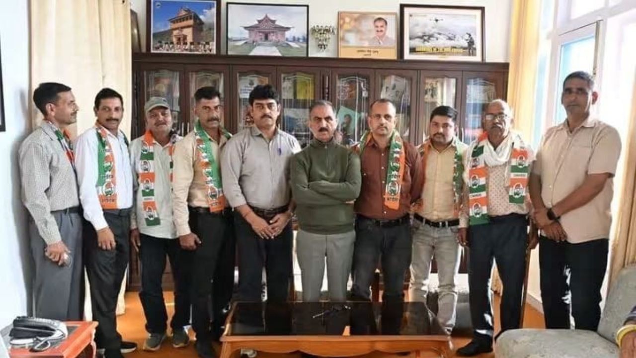 नादौन में 11 भाजपा कार्यकर्ता और समर्थक कांग्रेस में शामिल, मुख्यमंत्री सुक्खू की मौजूदगी में थामा पार्टी का हाथ