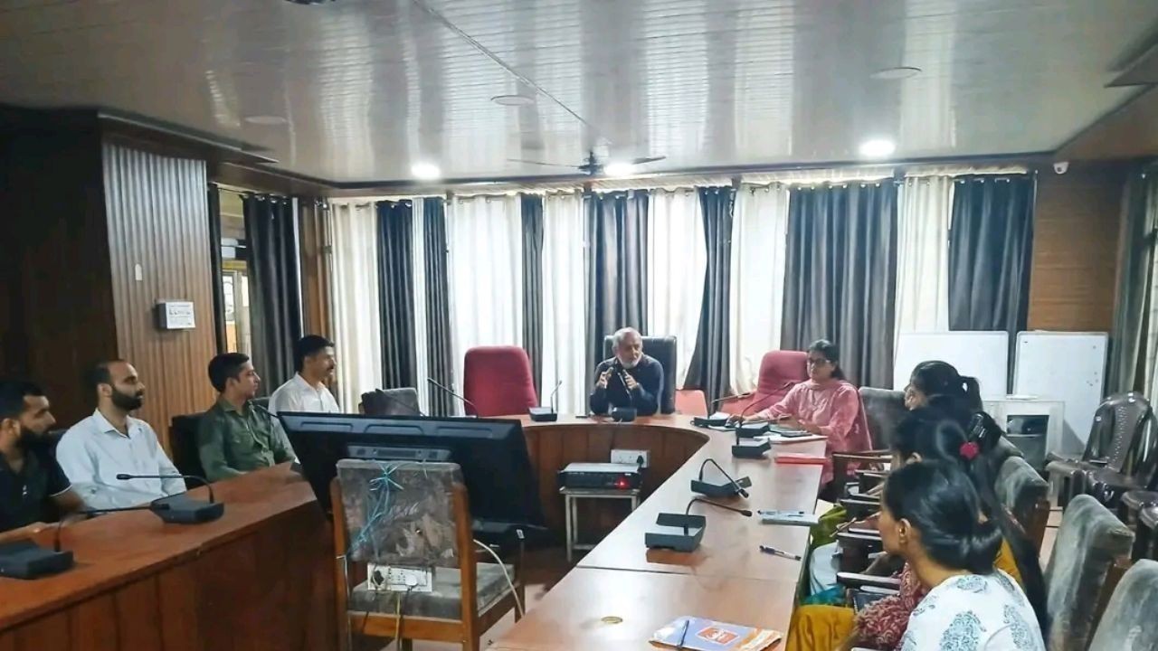आयुष्मान भारत, पीएम राहत और हिमकेयर योजनाओं पर हमीरपुर में प्रशिक्षण आयोजित