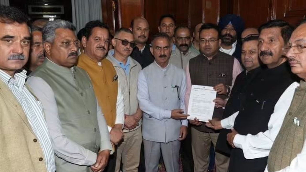 राहुल गांधी की हिरासत के विरोध में हिमाचल कांग्रेस का प्रदर्शन, राज्यपाल के नाम सौंपा ज्ञापन