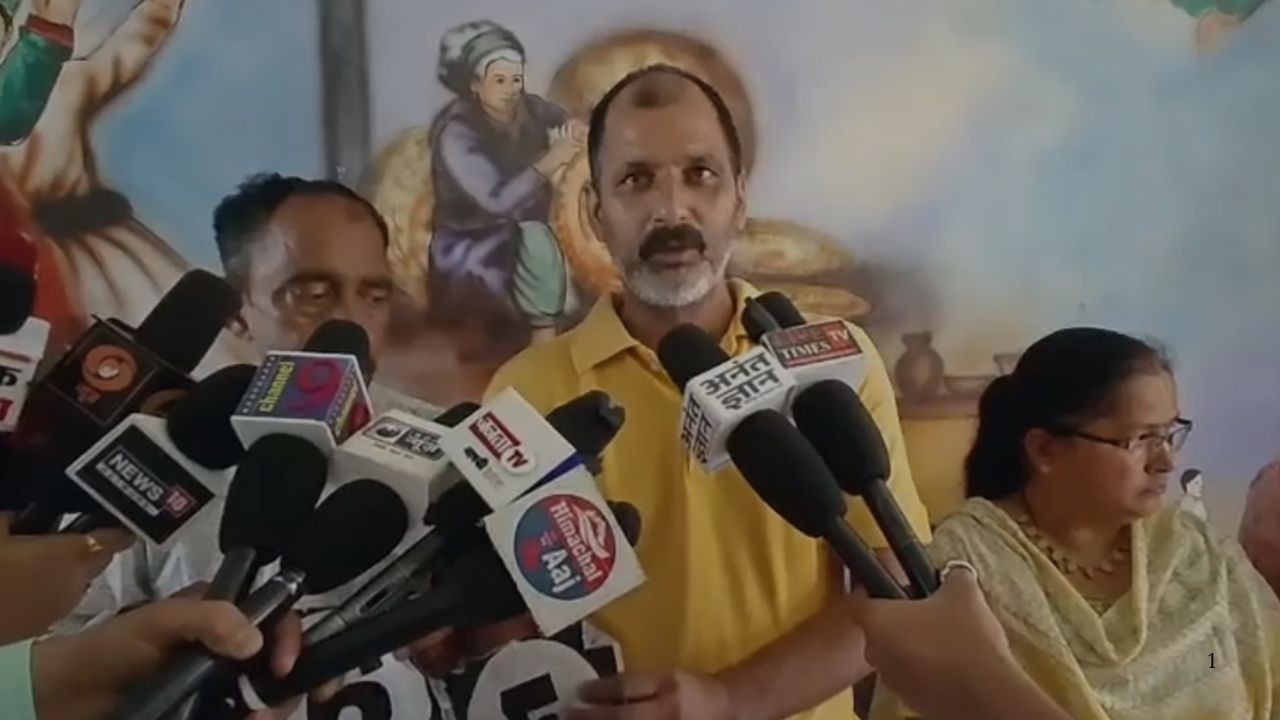 हमीरपुर बस स्टैंड के सामने दुकानों के आवंटन पर विवाद, खोखा धारकों ने जताया रोष