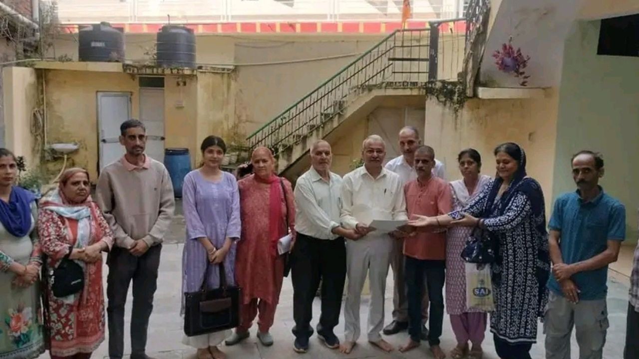 हमीरपुर बस अड्डे के खोखों का किराया घटाने पर होगा फैसला: सुनील शर्मा बिट्टू