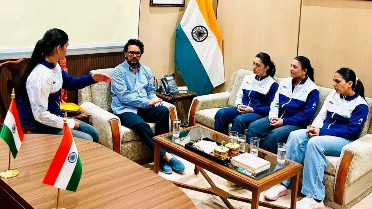 हिमाचल की स्वर्ण पदक विजेता कबड्डी खिलाड़ियों का अनुराग ठाकुर ने किया सम्मान