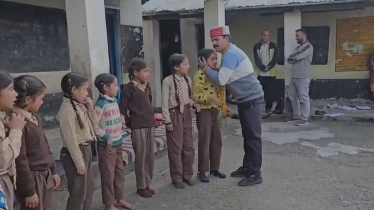 चंबा के चुराह में शिक्षक के तबादले पर फूट-फूटकर रोए बच्चे, 19 साल की सेवा के बाद विदाई ने सबको किया भावुक