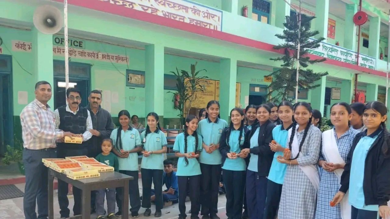 दूसरी बेटी के जन्म पर स्कूल में बांटे लड्डू, संस्कृत अध्यापक ने दिया बेटियों के सम्मान का संदेश
