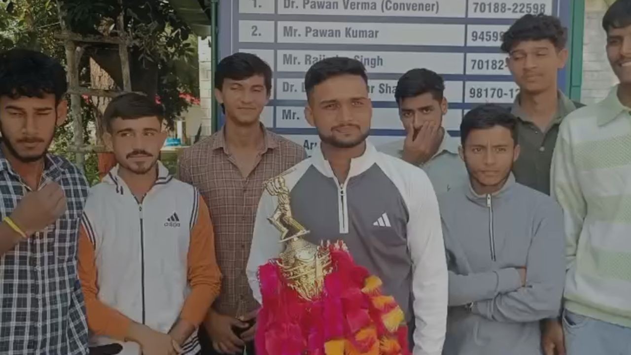 हमीरपुर कॉलेज की क्रिकेट टीम 15 साल बाद बनी उपविजेता, खिलाड़ियों का हुआ स्वागत