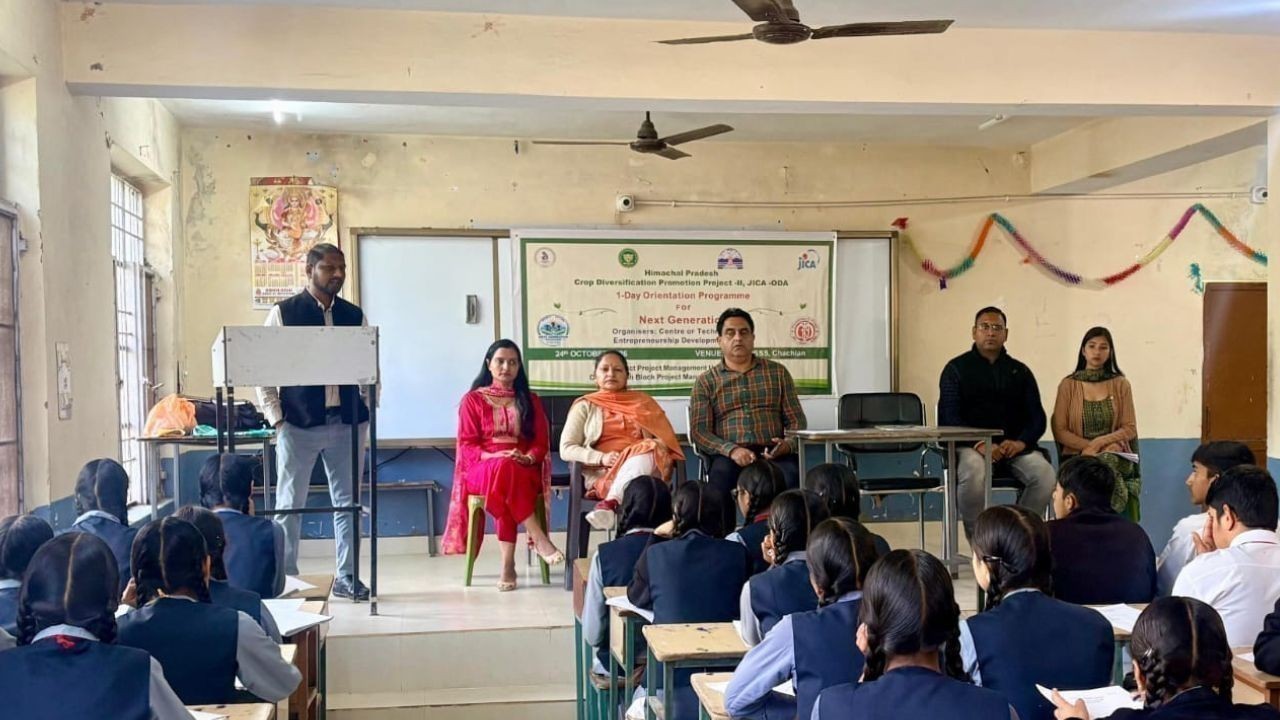 पालमपुर के चचियां स्कूल में विद्यार्थियों को कृषि के आधुनिक तरीकों की जानकारी