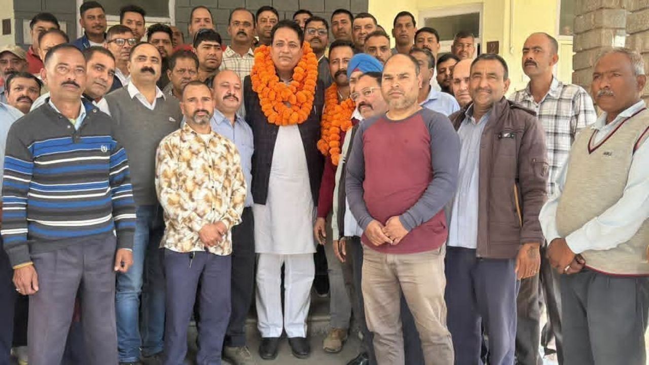बीड़-बिलिंग में सोलो पैराग्लाइडिंग पर रोक से पर्यटन प्रभावित होने की चिंता, सांसद से मिले पायलट